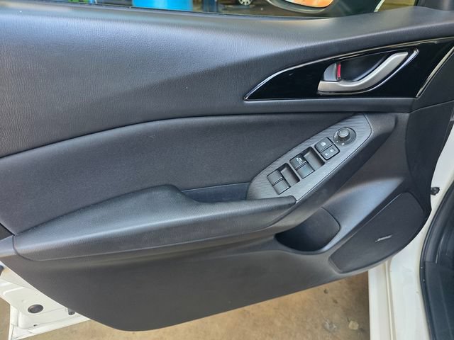 Used 2016 MAZDA MAZDA3 i Touring w/ Popular Equipment Package FWD image 9