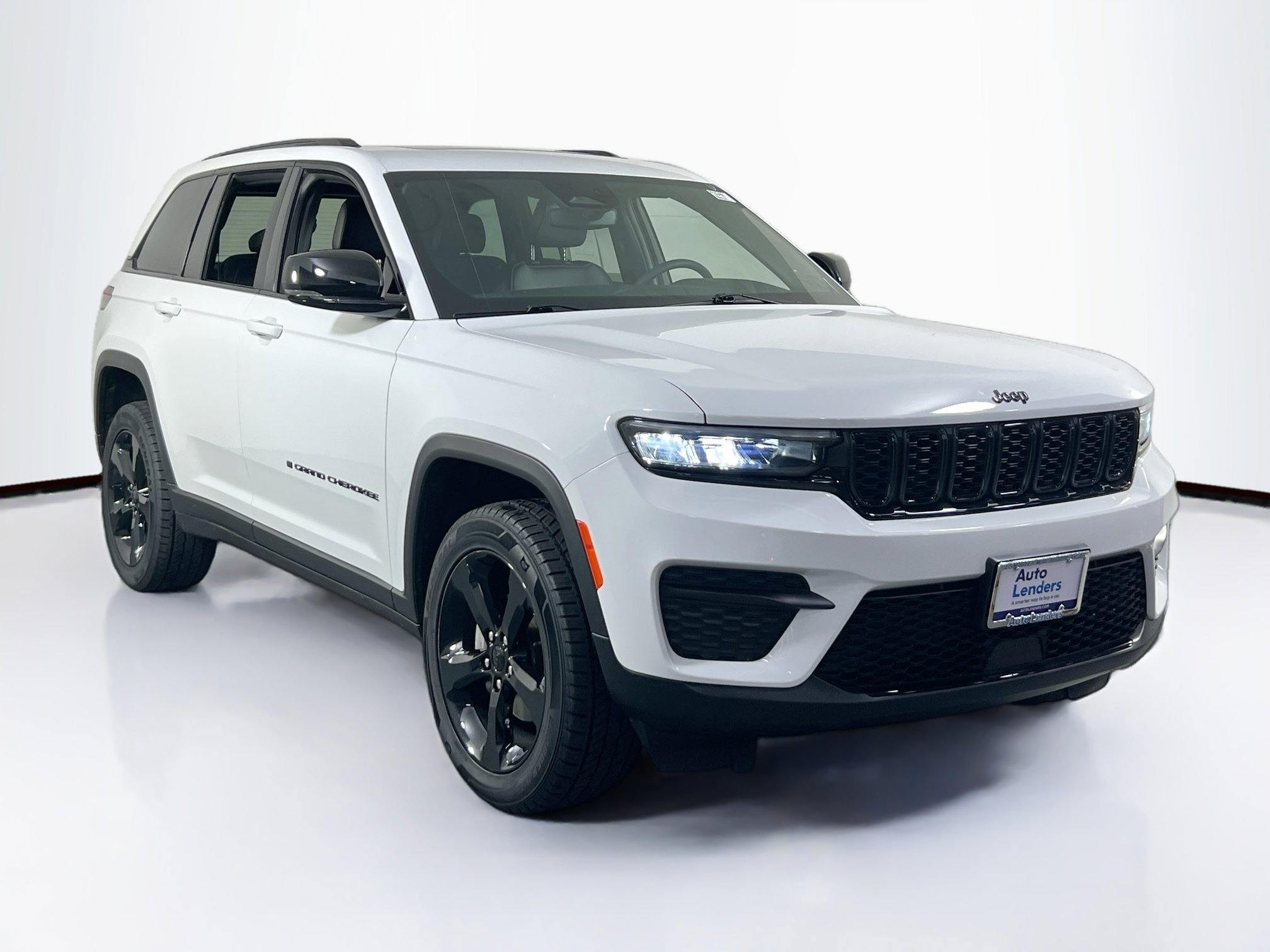 Used 2023 Jeep Grand Cherokee Altitude image 3