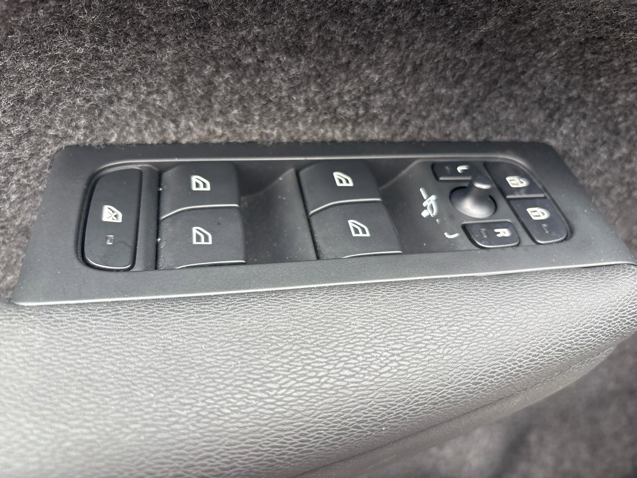 Used 2024 Volvo XC40 B5 Plus image 9