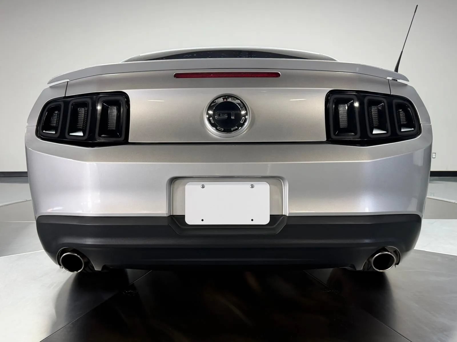 Used 2010 Ford Mustang GT RWD image 5