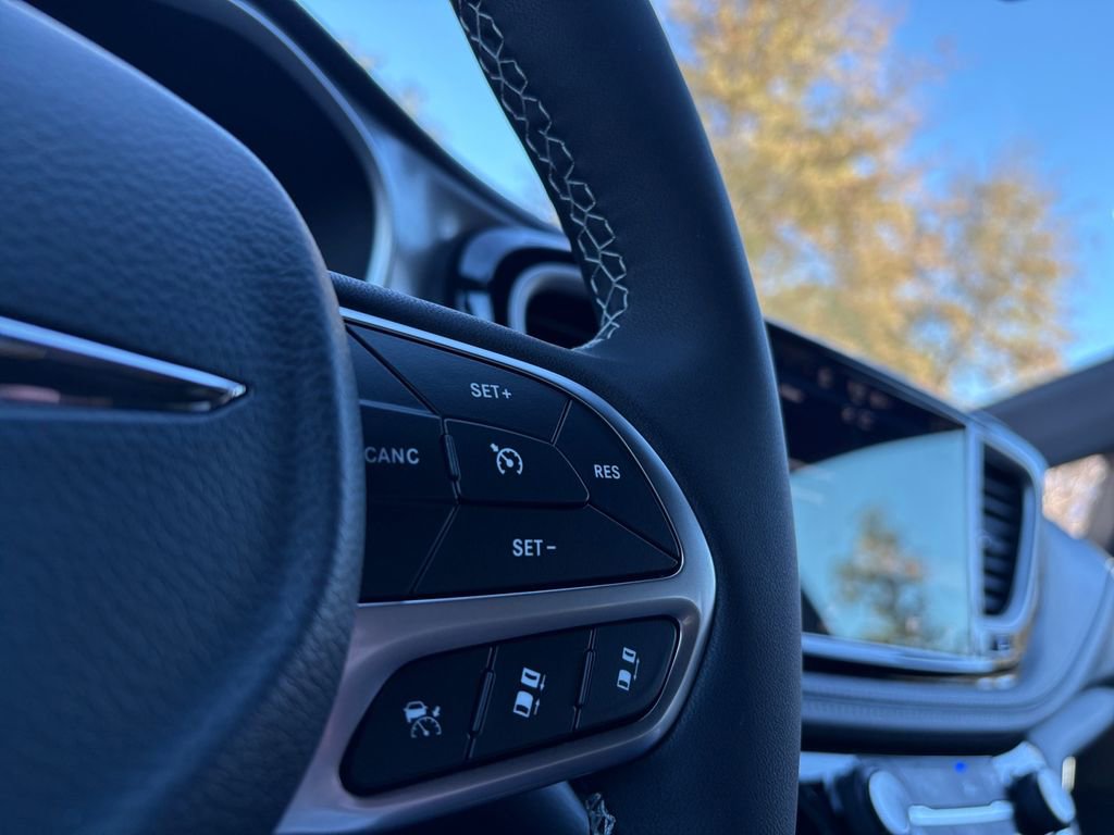 New 2026 Chrysler Pacifica Select image 17