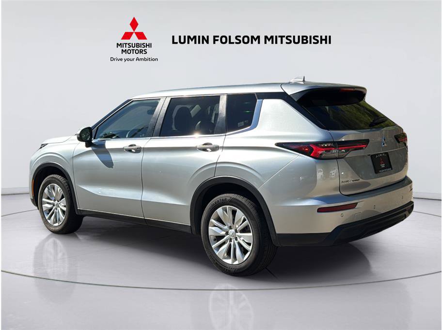 Used 2025 Mitsubishi Outlander ES FWD image 3