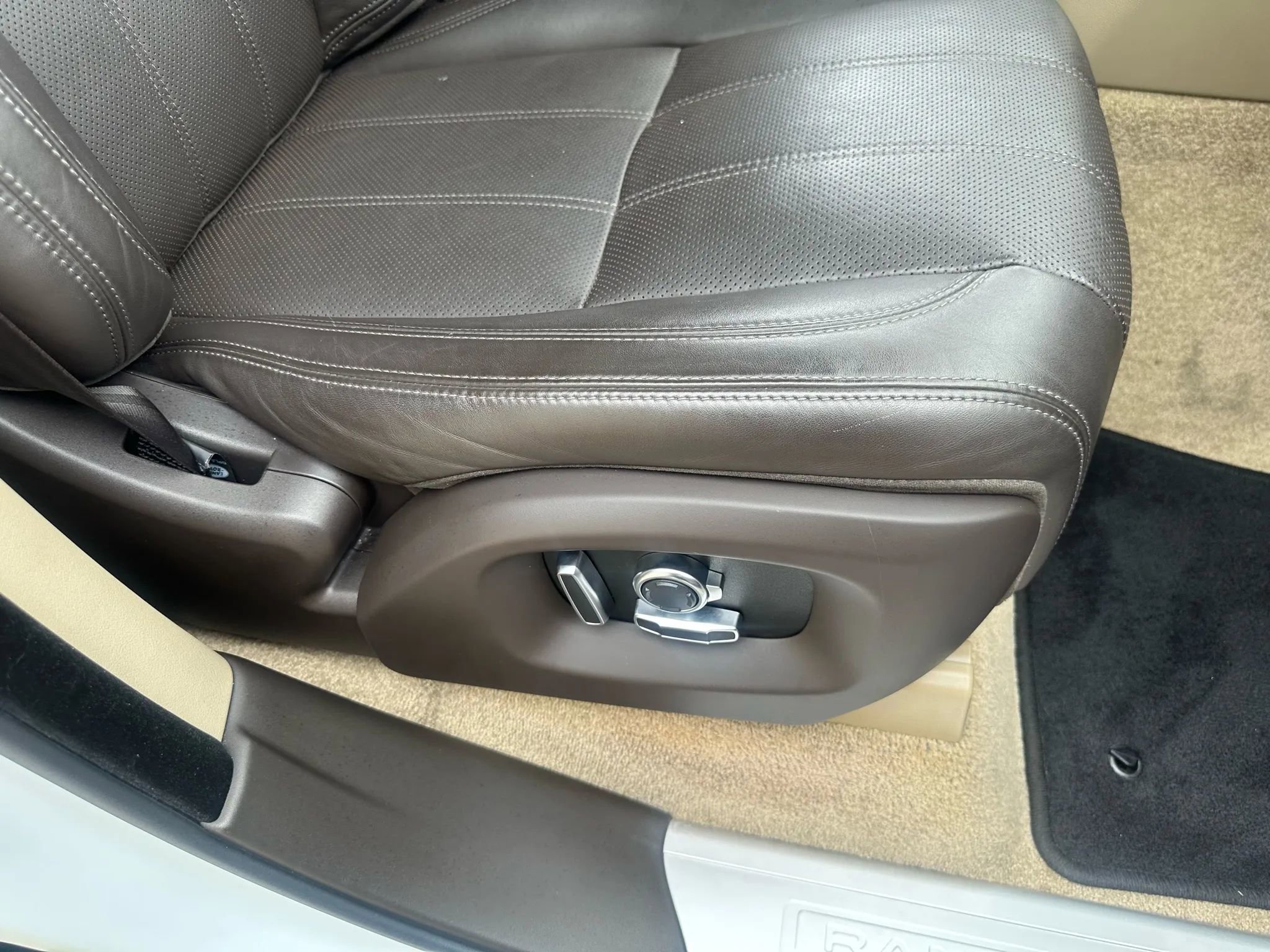 Used 2017 Land Rover Range Rover HSE image 31