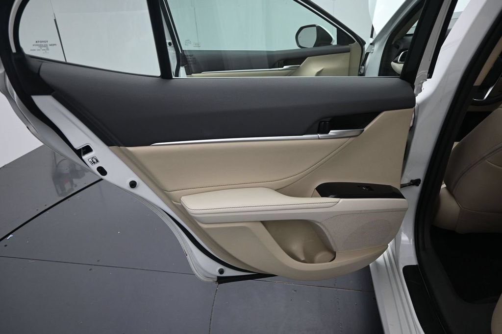 Used 2018 Toyota Camry XLE FWD image 16