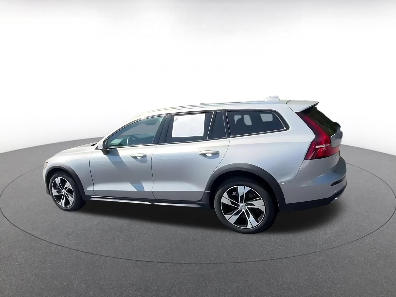 Used 2025 Volvo V60 B5 Cross Country Plus AWD/4WD image 9