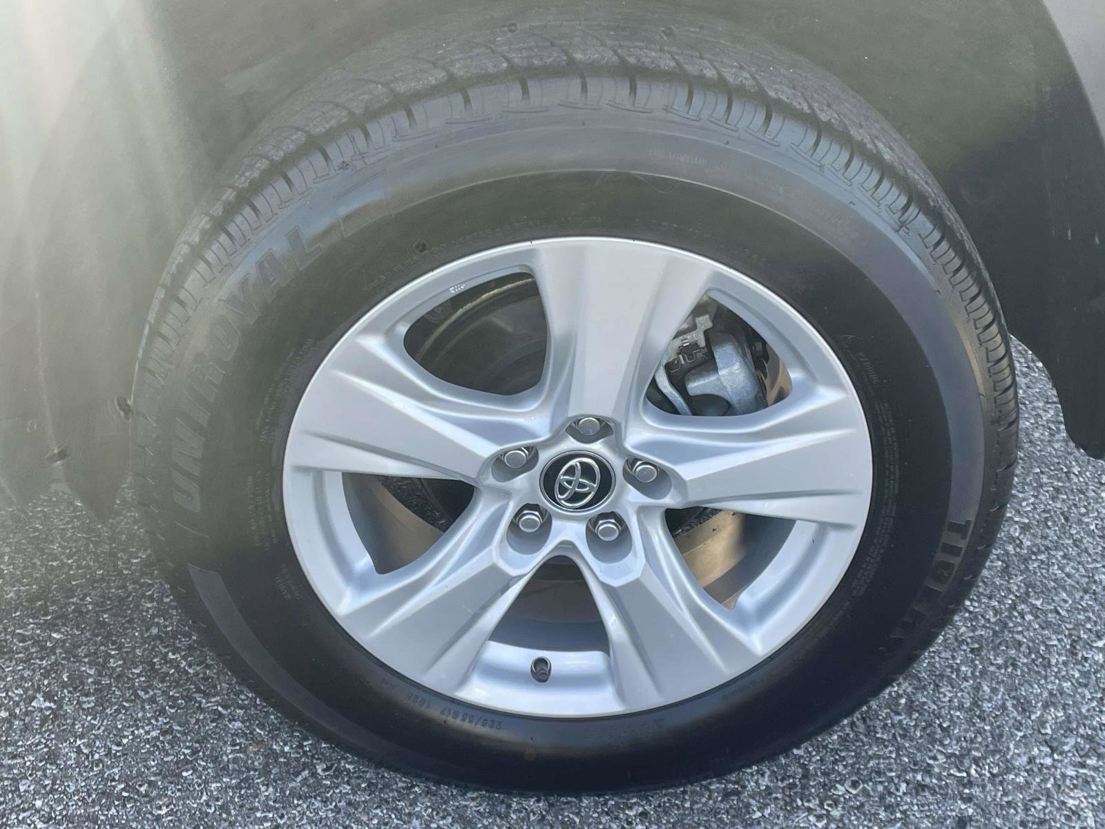 Used 2020 Toyota RAV4 XLE w/ Convenience Package image 4