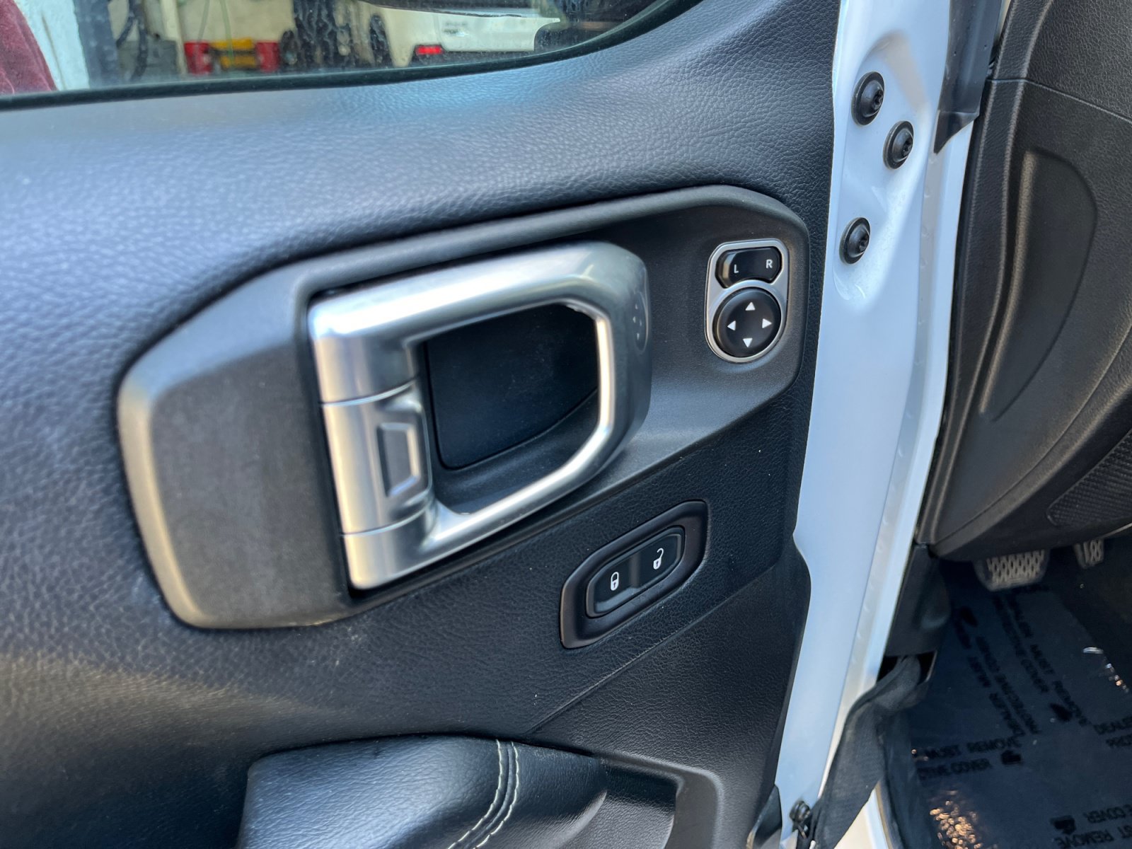 Used 2018 Jeep Wrangler Unlimited Sahara AWD/4WD image 14