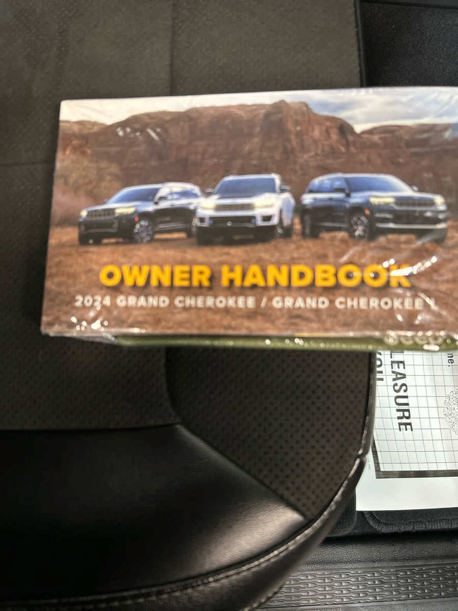 Used 2024 Jeep Grand Cherokee L Altitude AWD/4WD image 29