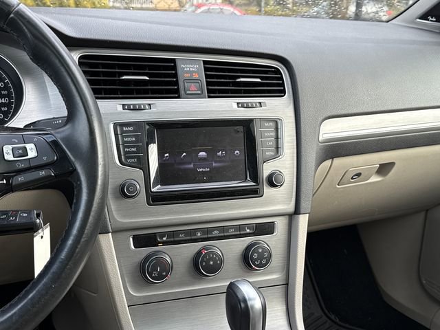 Used 2015 Volkswagen Golf S image 36