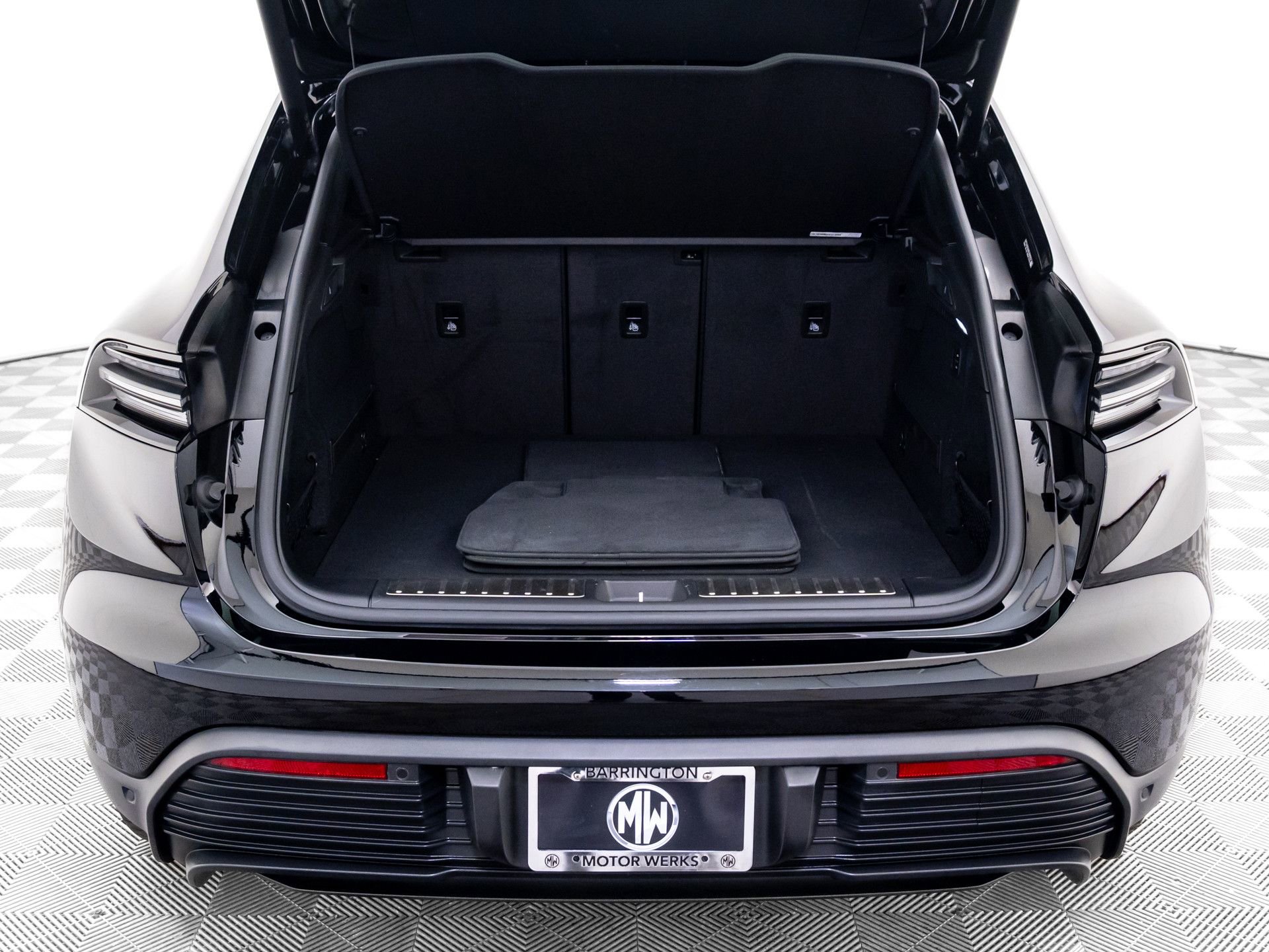 Certified 2025 Porsche Macan 4 Electric AWD/4WD image 30