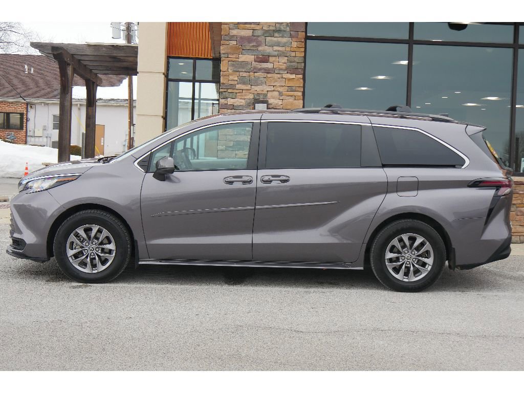 Used 2023 Toyota Sienna LE image 6