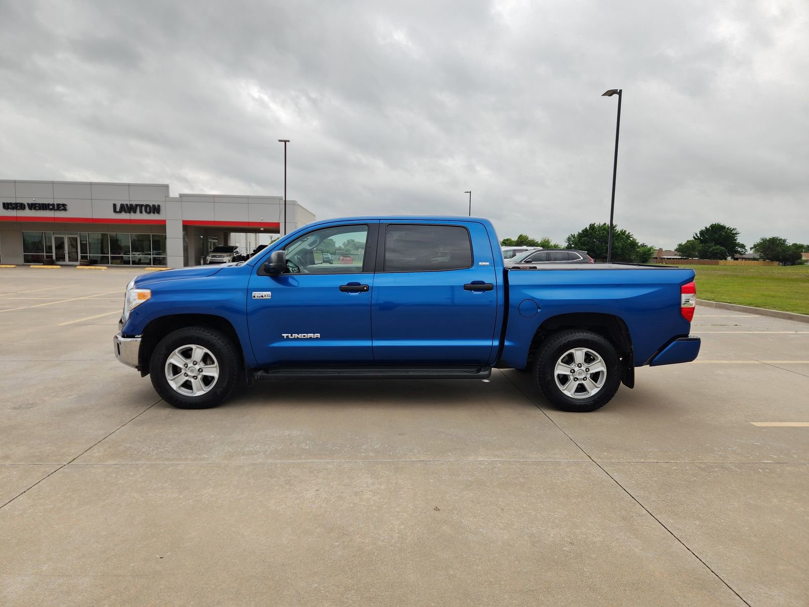 Used 2017 Toyota Tundra SR5 AWD/4WD image 3