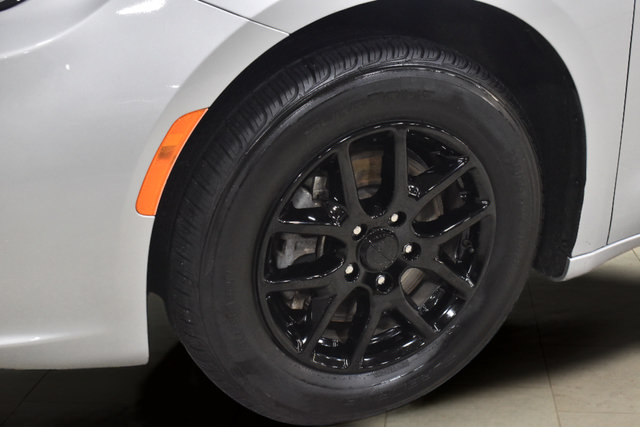 Certified 2024 Chrysler Pacifica Touring-L FWD image 33