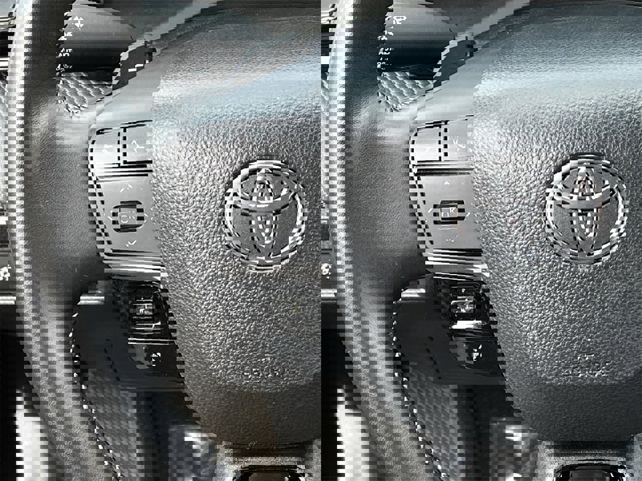 Used 2025 Toyota Camry SE image 12