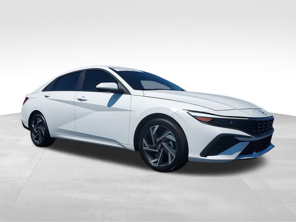 Used 2025 Hyundai Elantra SE FWD image 2