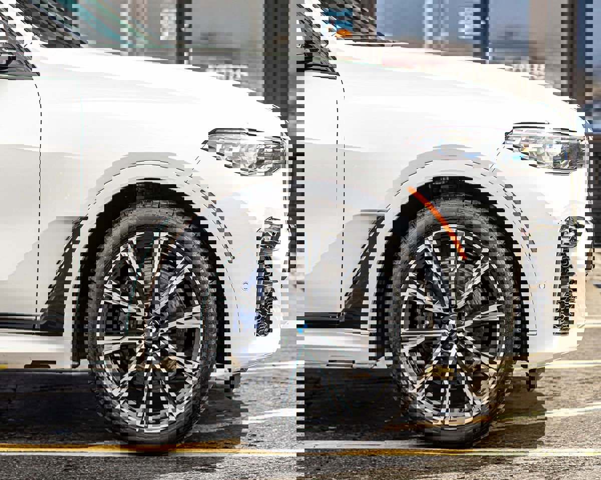 Used 2019 BMW X7 xDrive50i w/ Dynamic Handling Package image 14