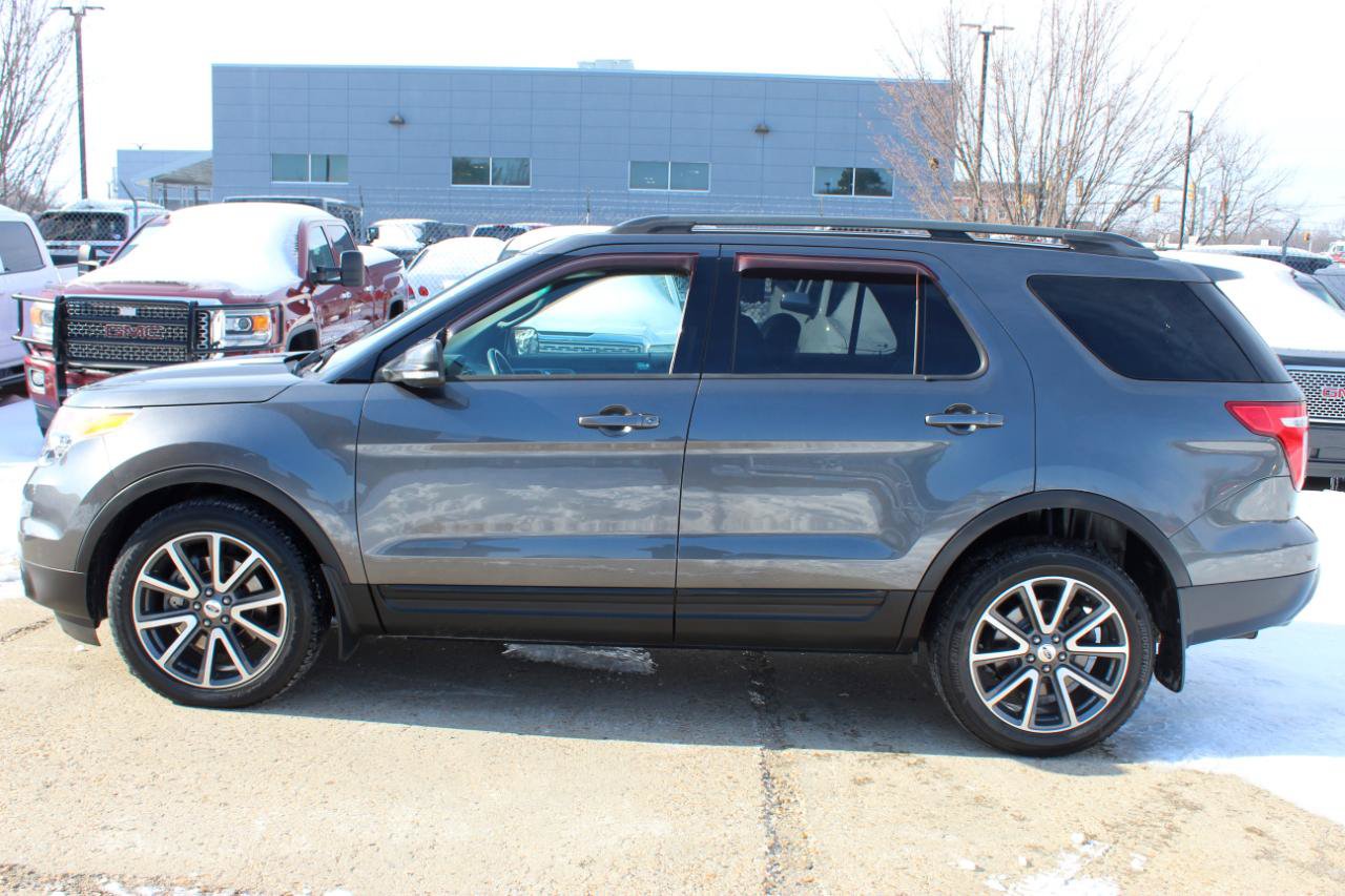 Used 2015 Ford Explorer XLT w/ Equipment Group 202A AWD/4WD image 3