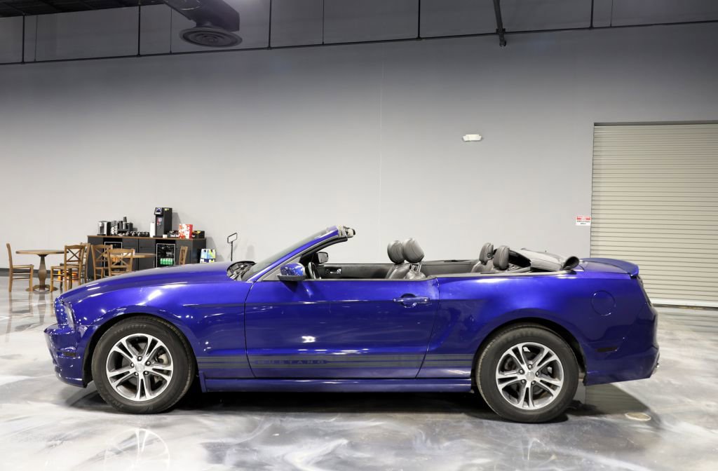 Used 2013 Ford Mustang Premium RWD image 4