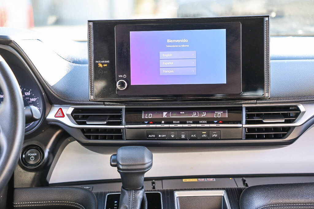 Used 2025 Toyota Sienna LE FWD image 3