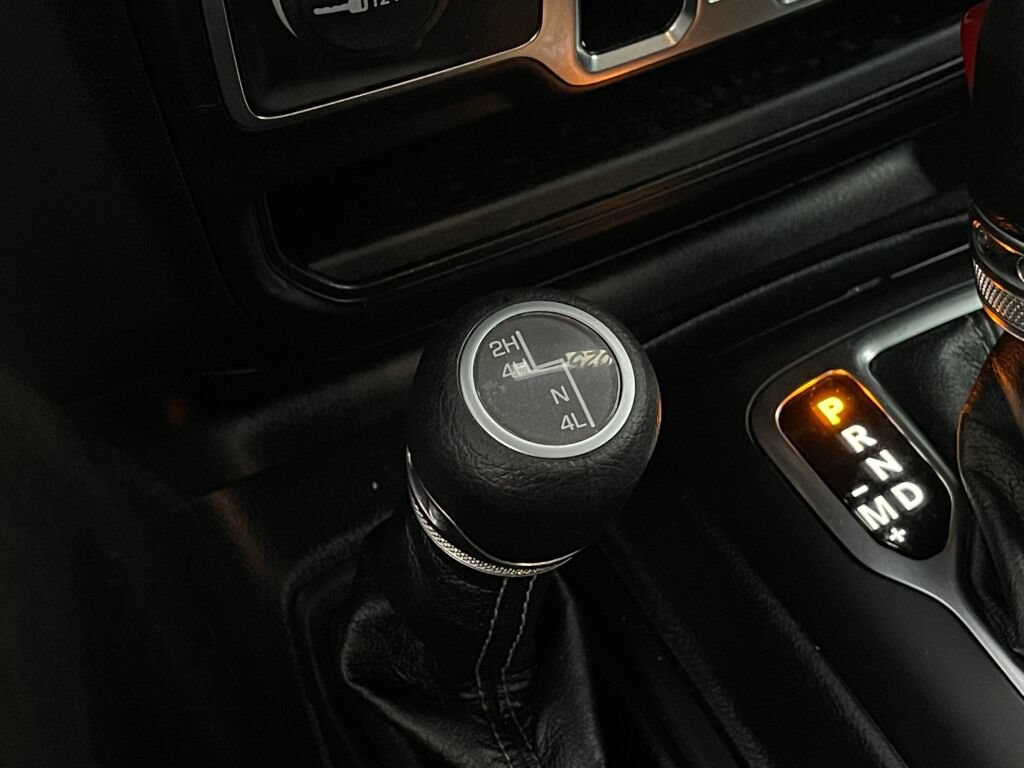 Used 2025 Jeep Wrangler Unlimited Sahara AWD/4WD image 17
