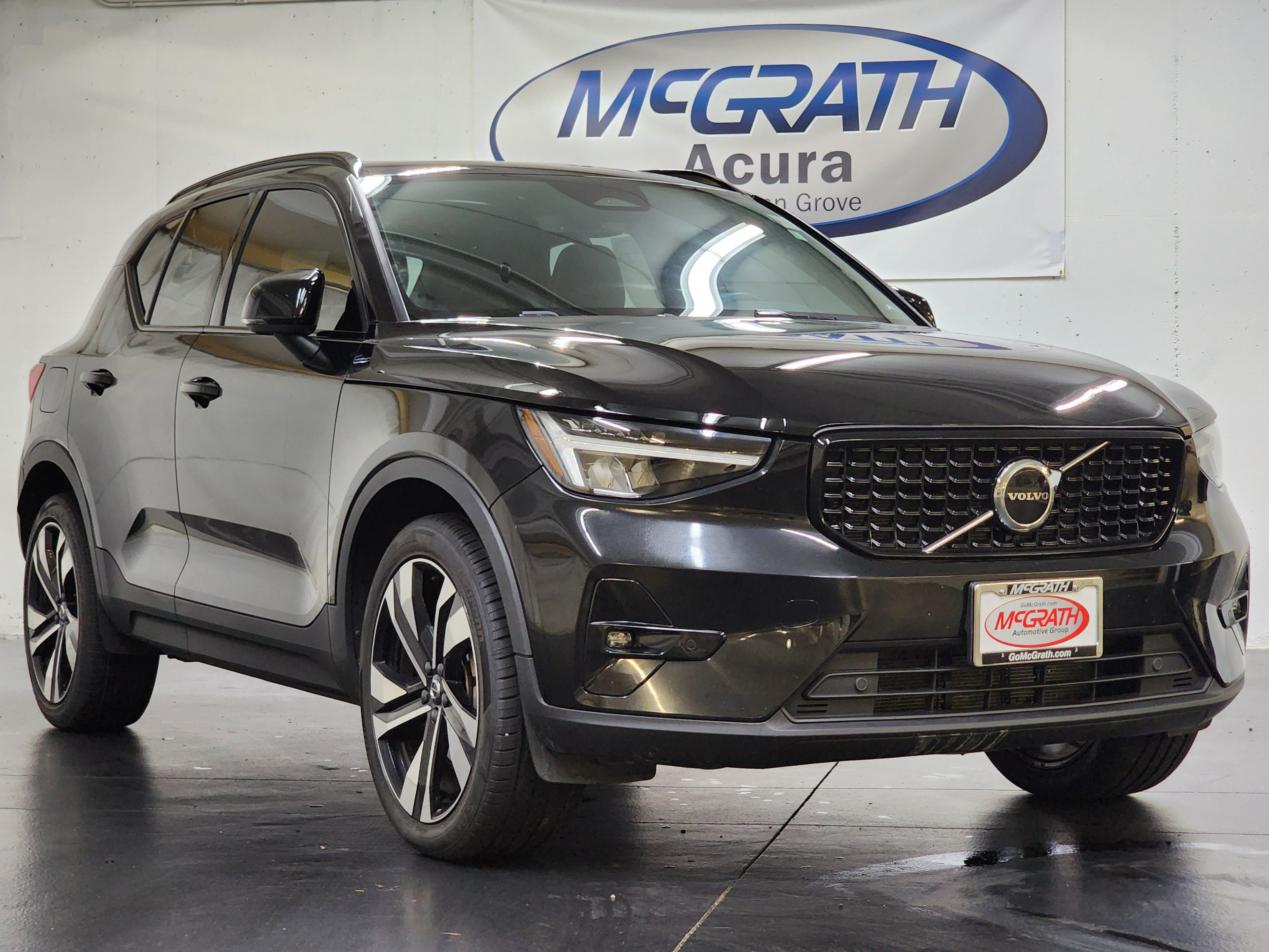 Used 2023 Volvo XC40 B5 Plus w/ Climate Package AWD/4WD image 2