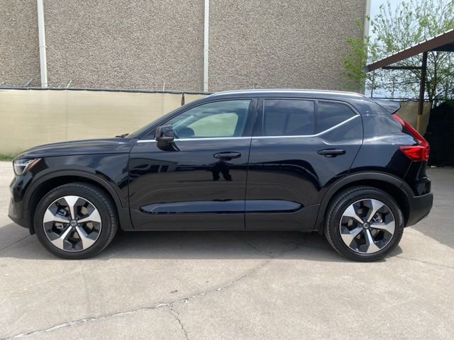 Used 2025 Volvo XC40 B5 Plus image 2
