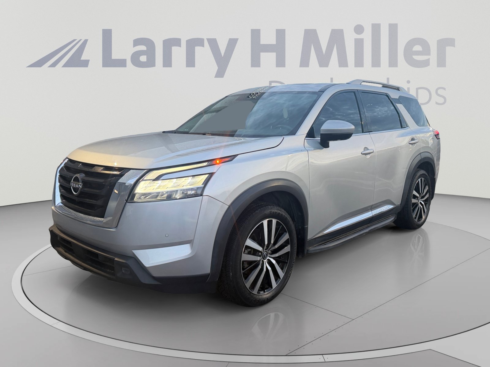 Used 2023 Nissan Pathfinder Platinum w/ Cargo Package