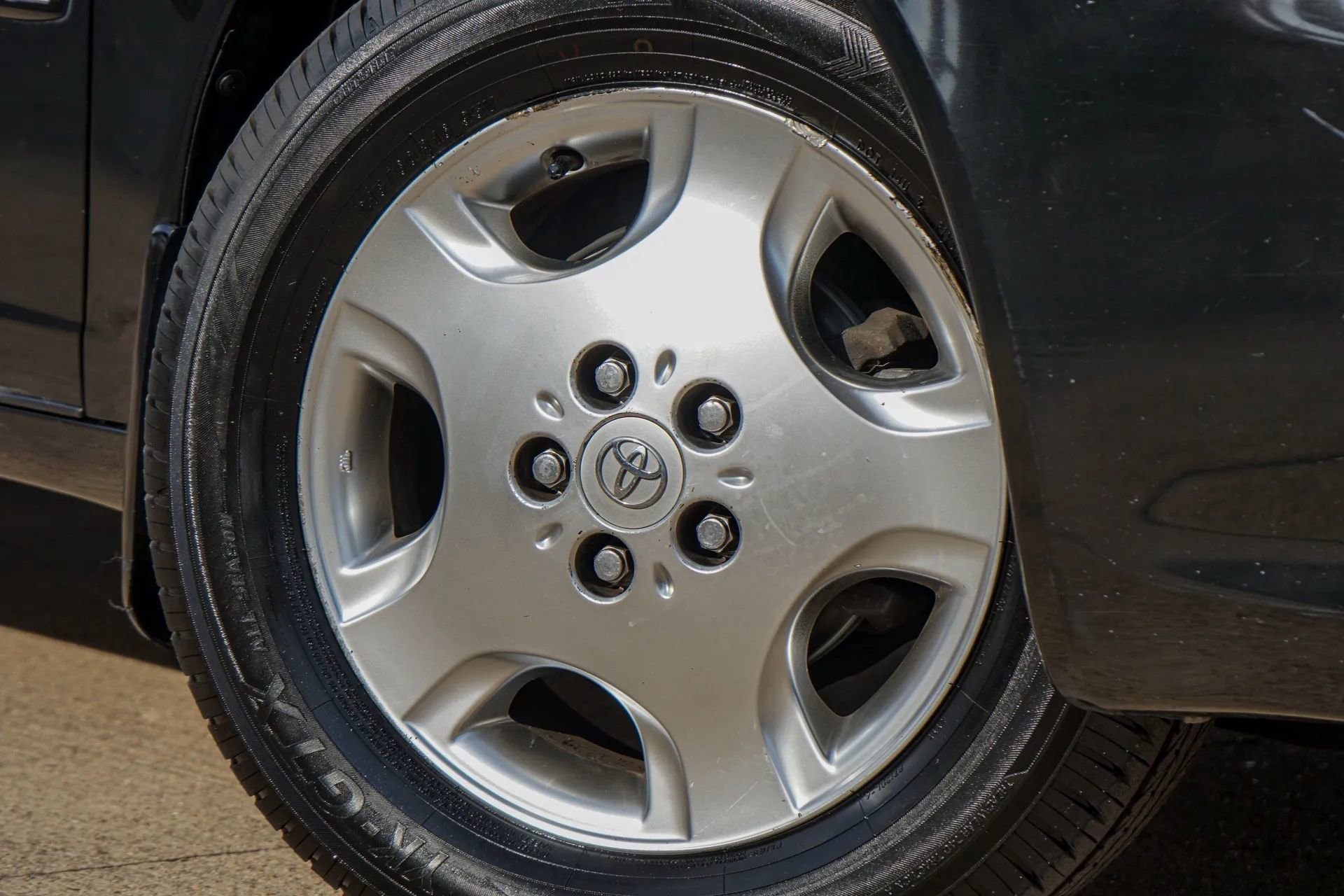 Used 2004 Toyota Avalon XLS image 2