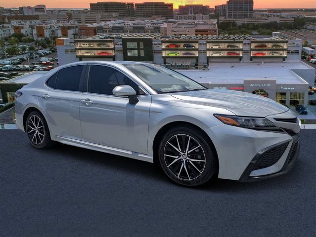 Used 2024 Toyota Camry SE FWD image 1