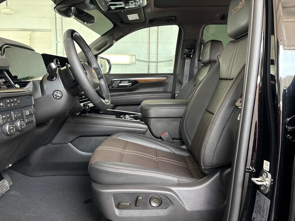 Used 2026 Chevrolet Suburban High Country AWD/4WD image 17