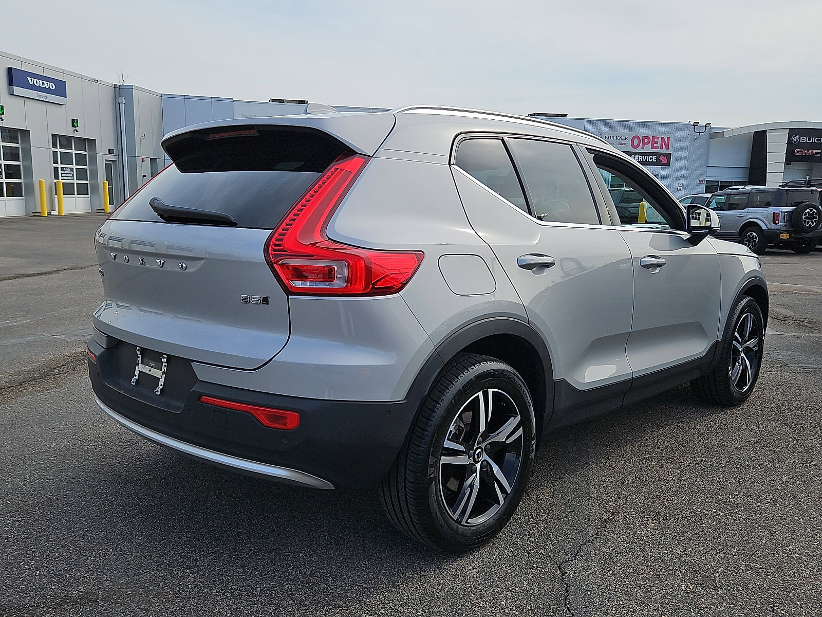 Certified 2023 Volvo XC40 B5 Plus w/ Driver Assist Package AWD/4WD image 6