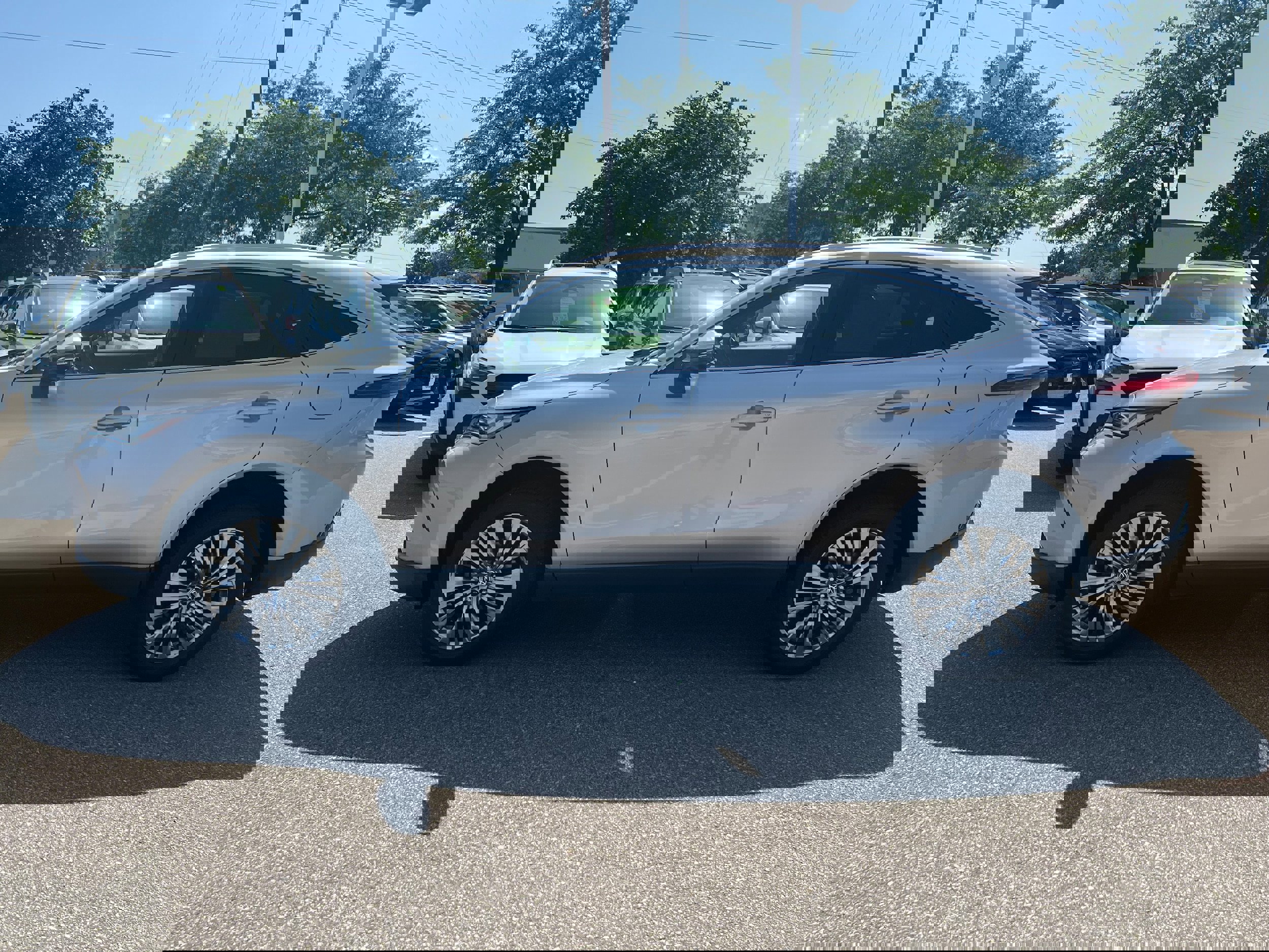 Used 2022 Toyota Venza image 4