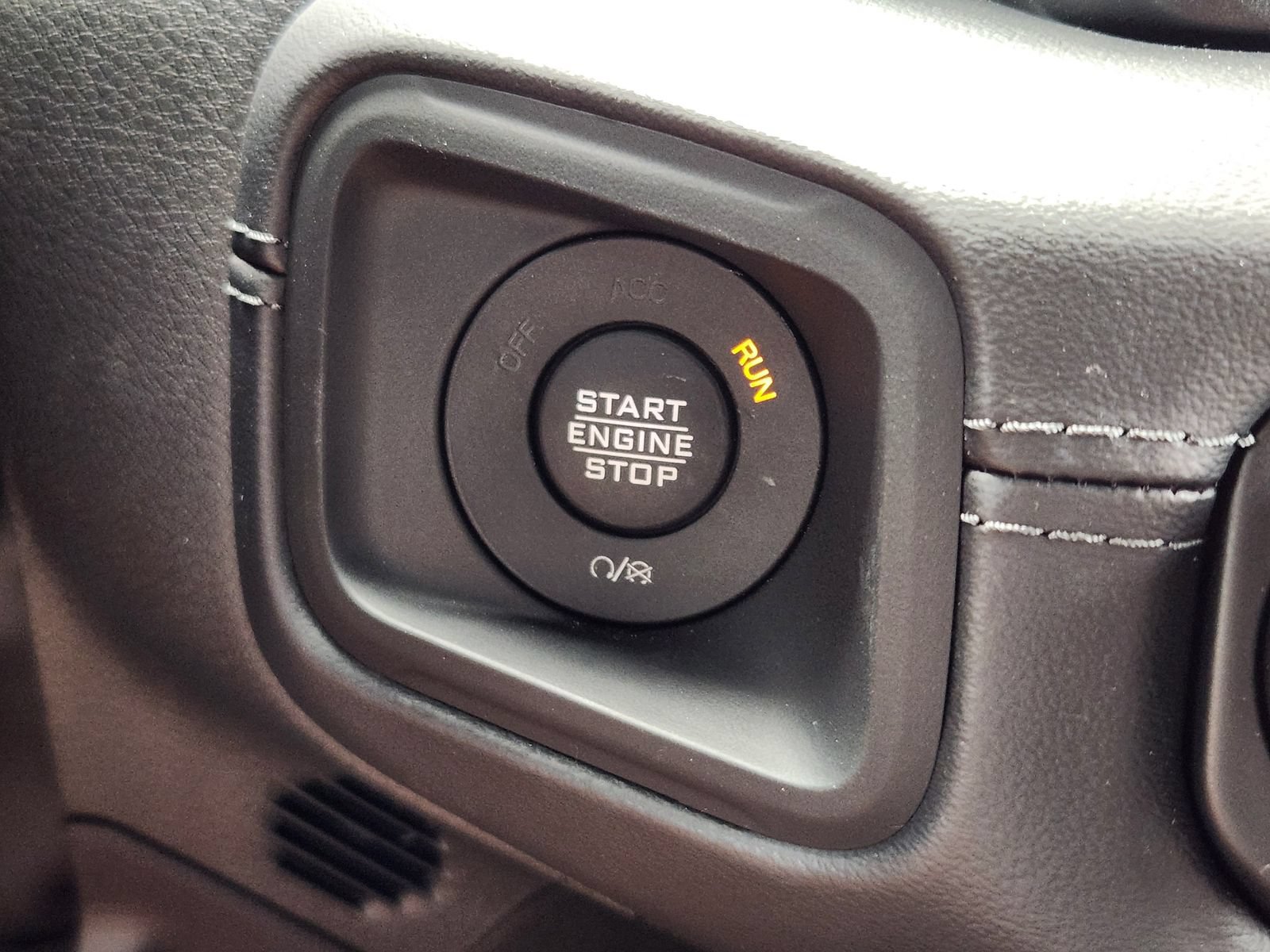 Used 2025 Jeep Wrangler Unlimited Sahara AWD/4WD image 26