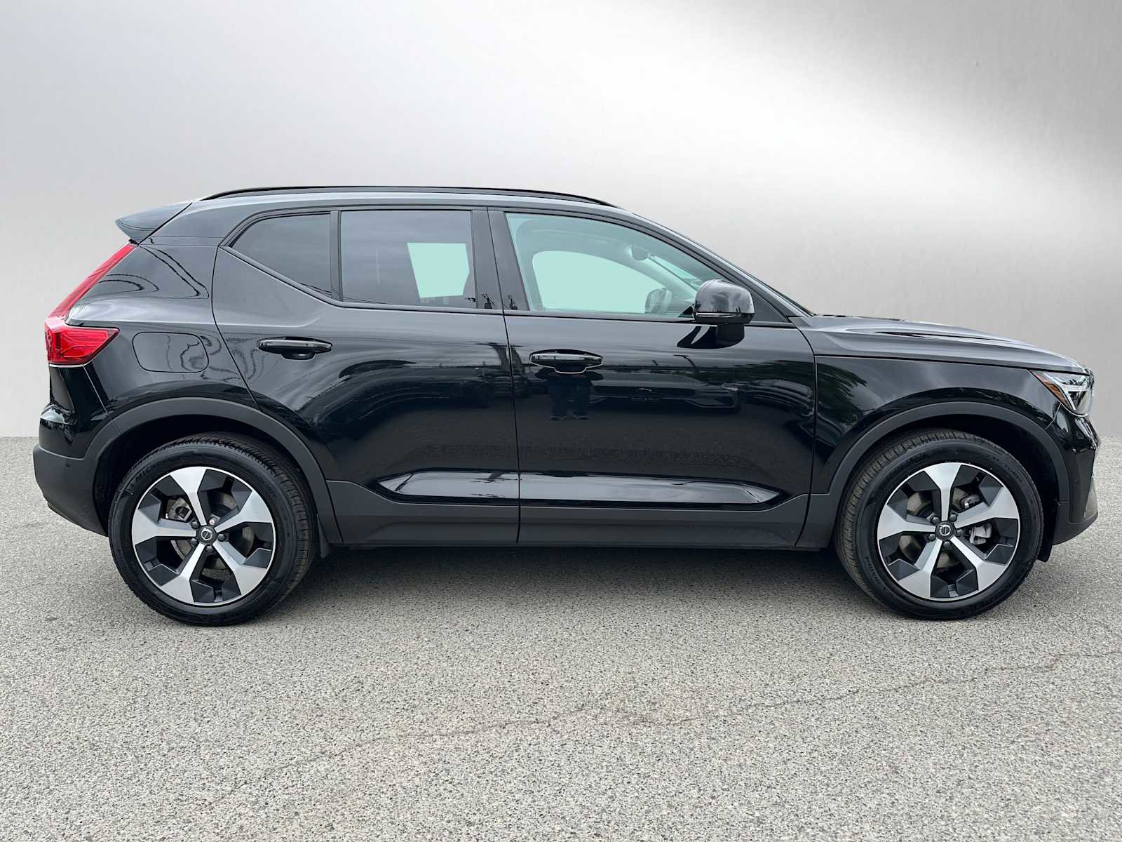 Used 2025 Volvo XC40 B5 Plus w/ Protection Package Premier AWD/4WD image 2
