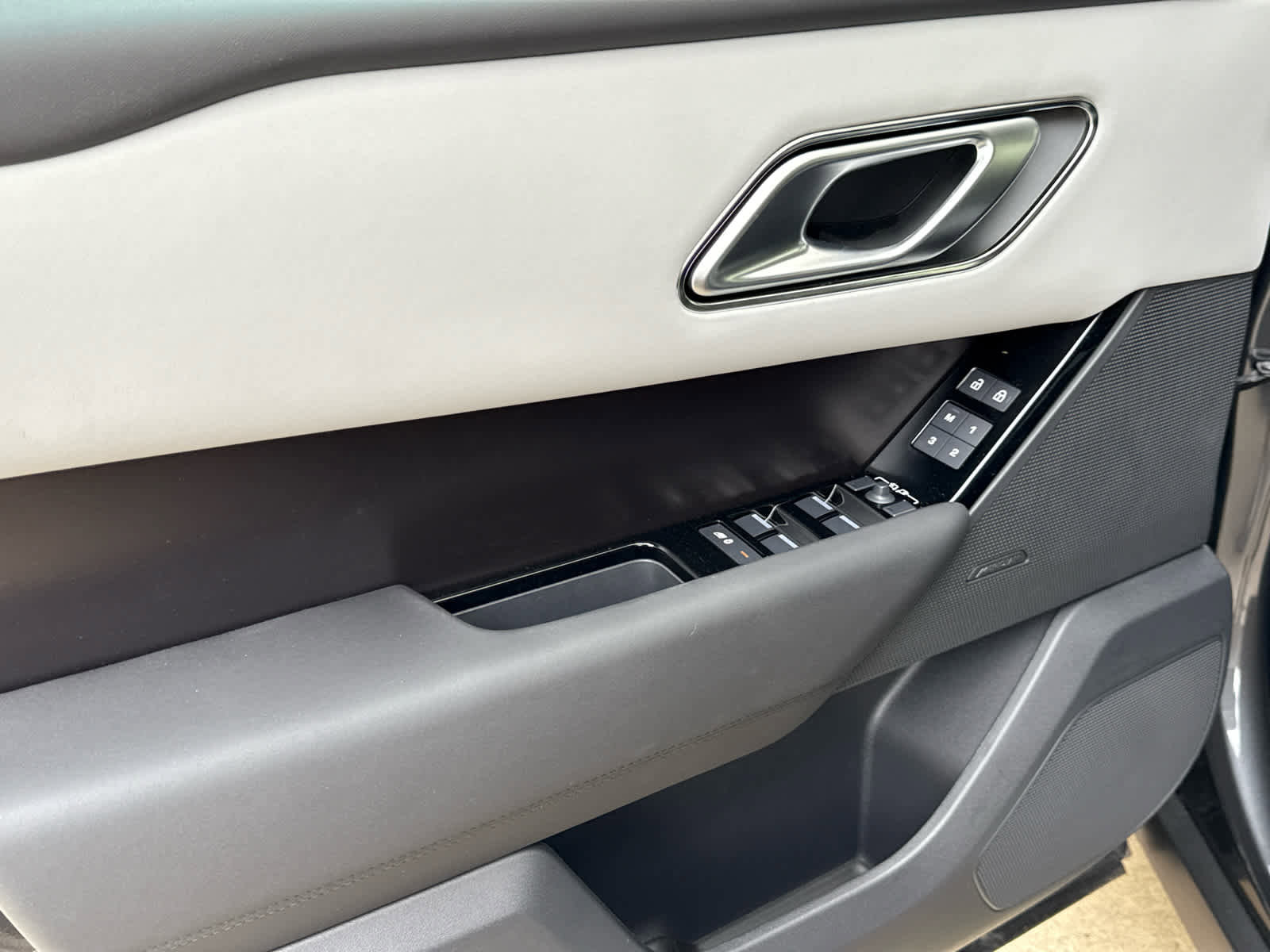 New 2026 Land Rover Range Rover Velar Dynamic SE image 15