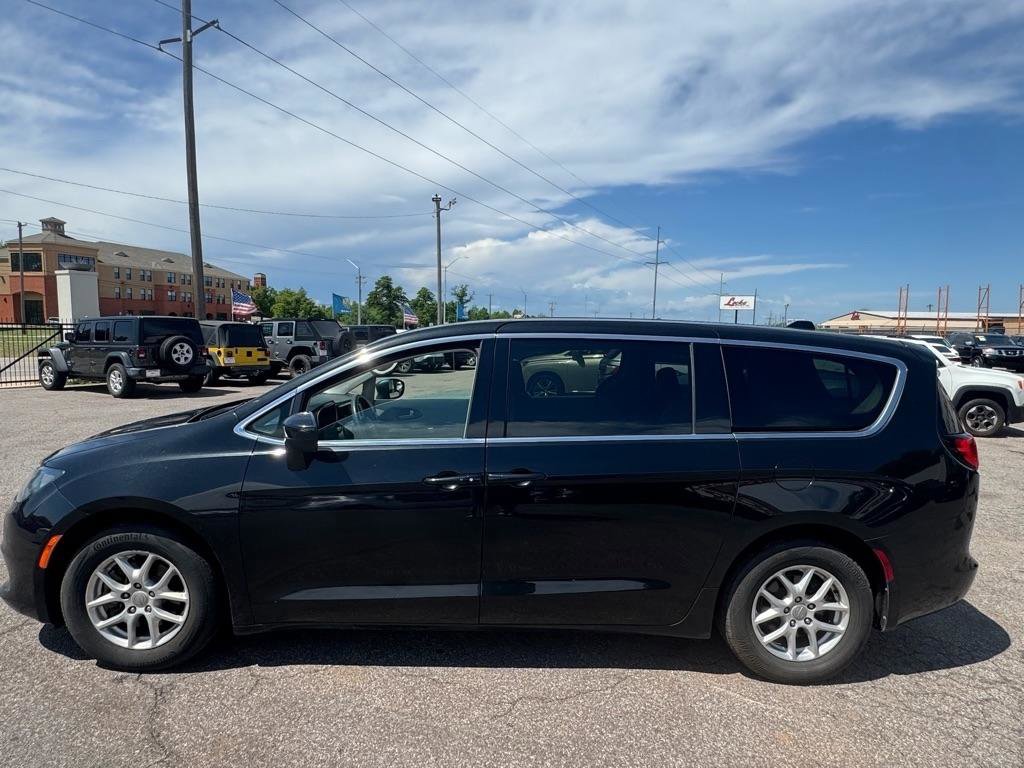 Used 2017 Chrysler Pacifica LX FWD image 8