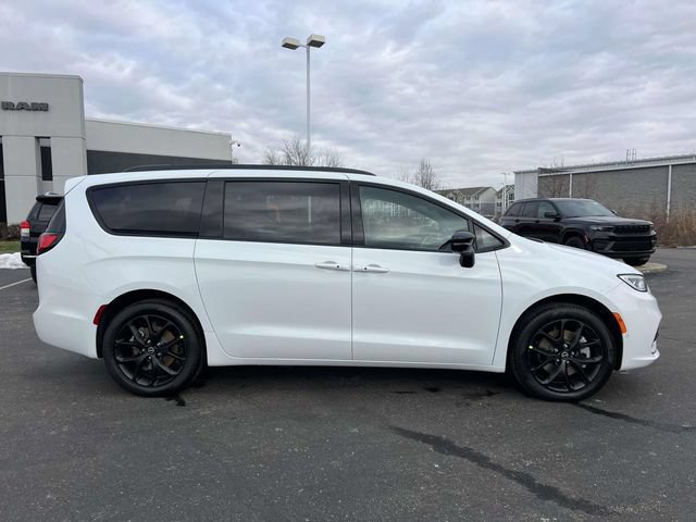New 2026 Chrysler Pacifica Select w/ S Appearance Package AWD/4WD image 10