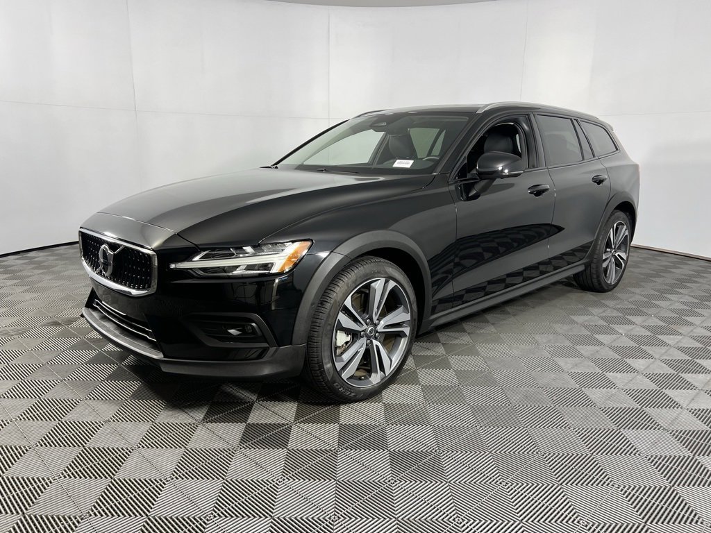 Used 2025 Volvo V60 B5 Cross Country Plus image 9