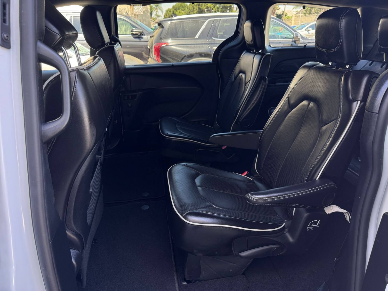 Used 2025 Chrysler Pacifica Limited FWD image 24
