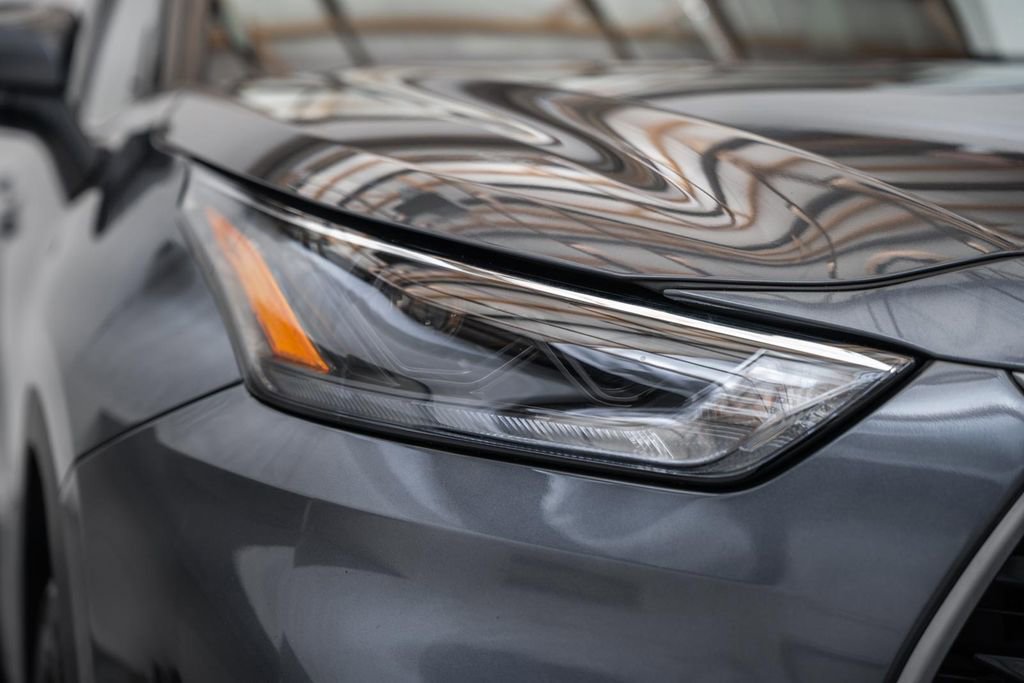 Used 2023 Toyota Highlander XLE AWD/4WD image 13