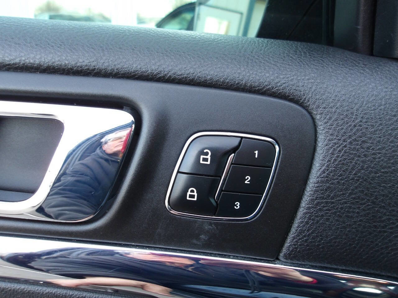 Used 2014 Lincoln MKS image 16