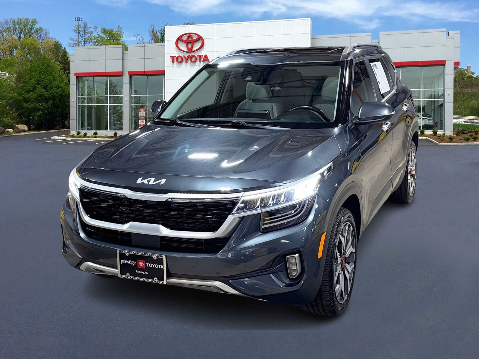 Used 2022 Kia Seltos SX w/ Sunroof Package AWD/4WD image 1