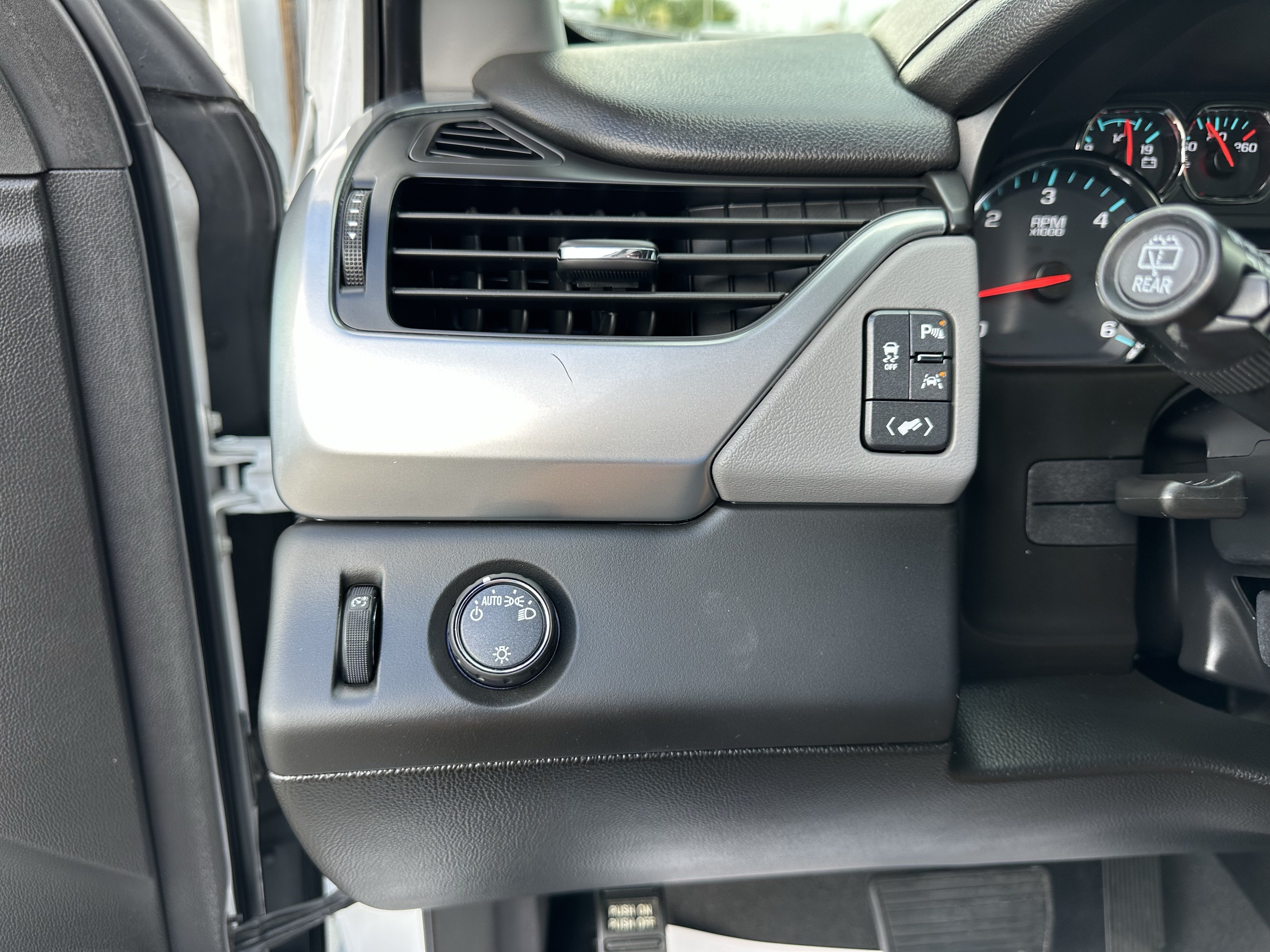 Certified 2019 Chevrolet Suburban LT RWD image 30