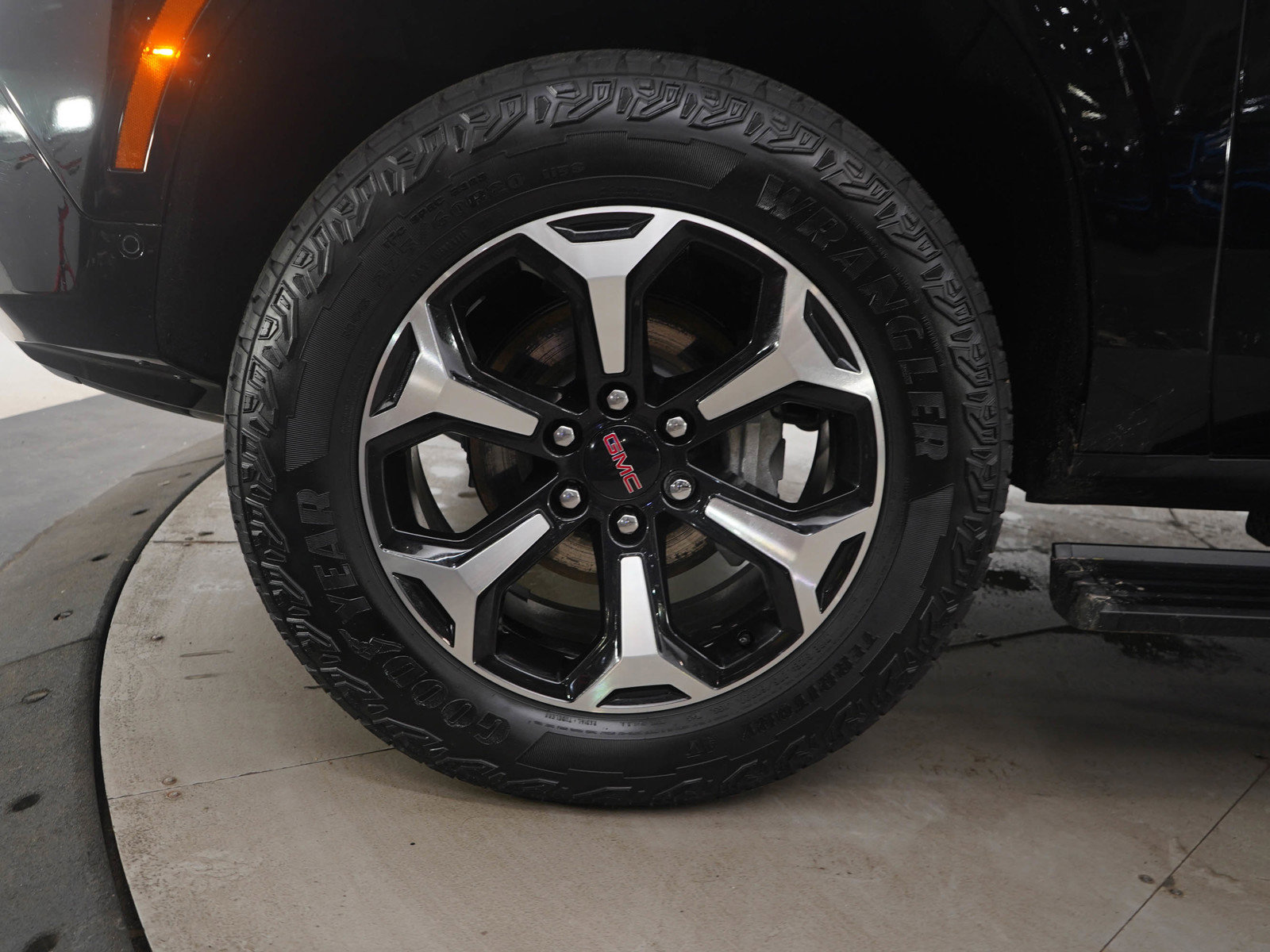 Used 2025 GMC Yukon XL AT4 w/ AT4 Premium Package image 28