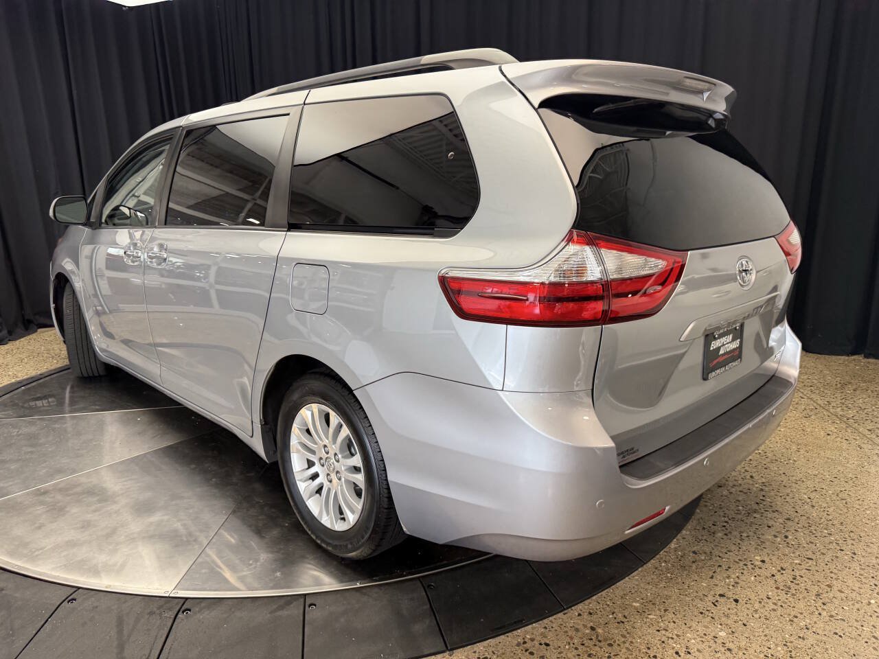 Used 2015 Toyota Sienna XLE w/ XLE Navigation Package FWD image 5