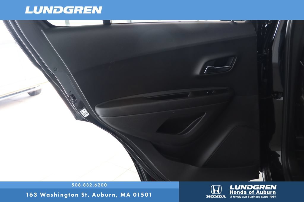 Used 2020 Chevrolet Trax LT w/ Redline Edition FWD image 13