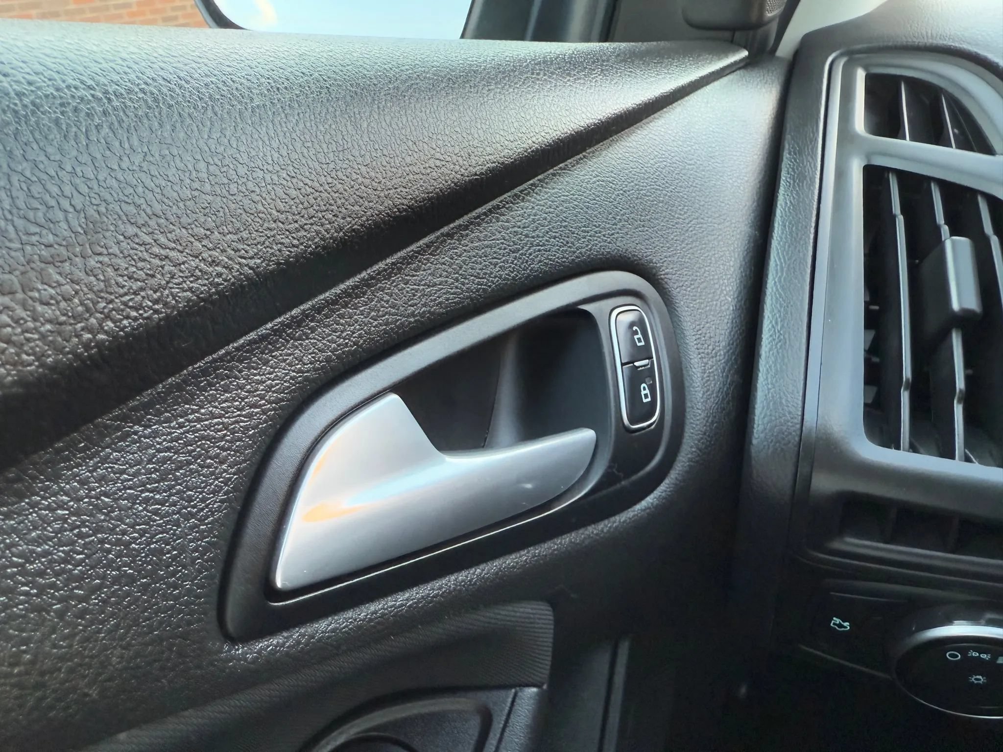 Used 2015 Ford Focus SE FWD image 32
