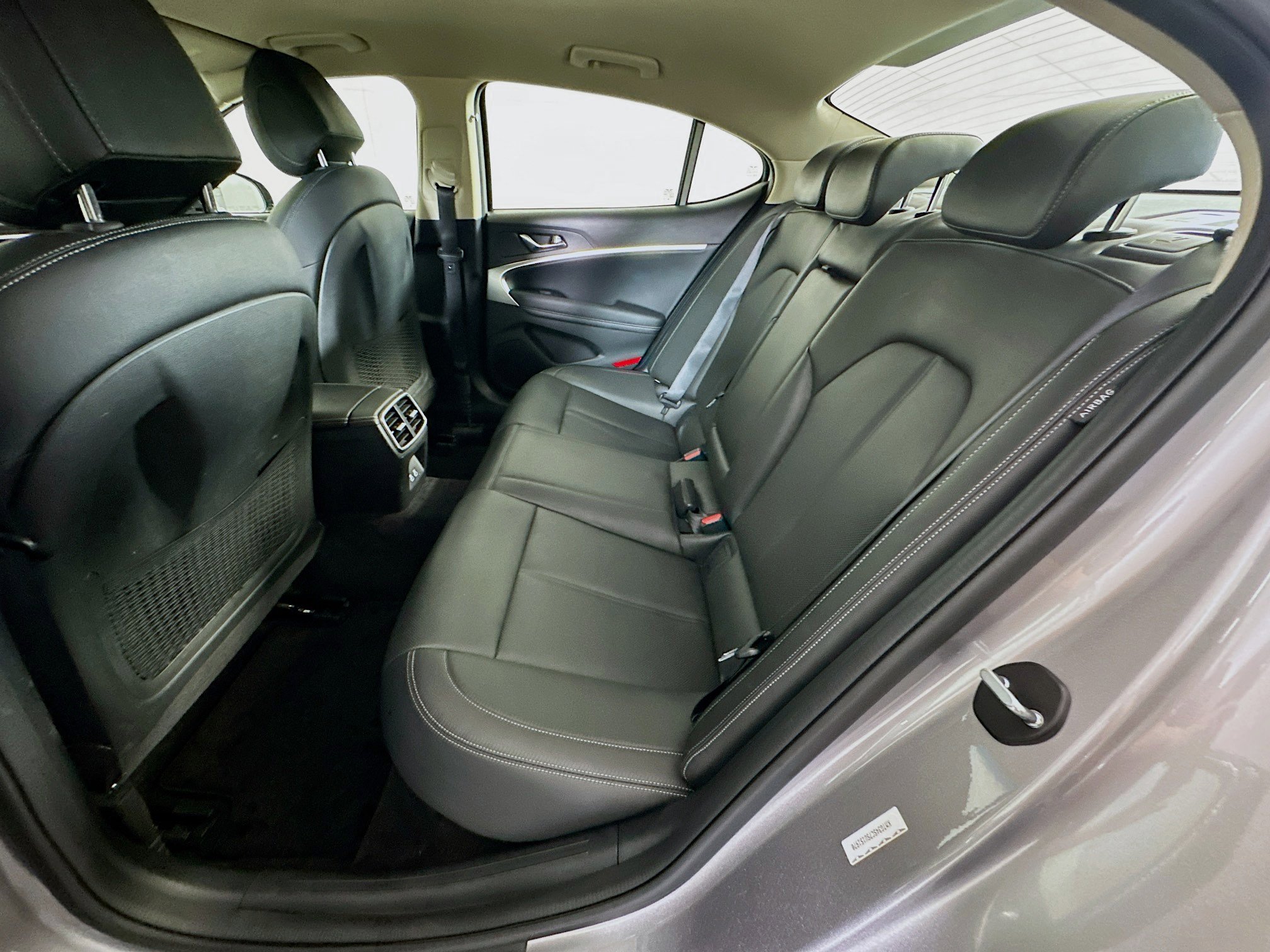 Used 2025 Genesis G70 2.5T image 29