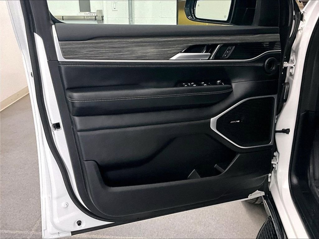 Used 2024 Jeep Wagoneer L Series III w/ Flexible Seating Group AWD/4WD image 9