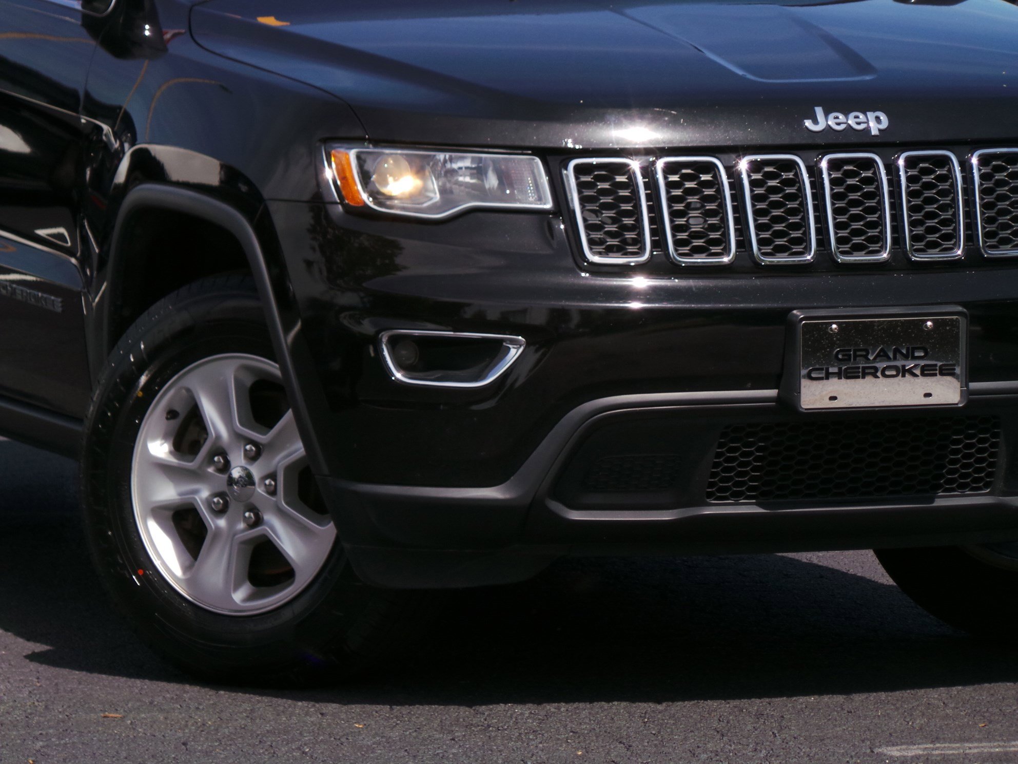 Used 2017 Jeep Grand Cherokee Laredo w/ Quick Order Package 23E AWD/4WD image 17